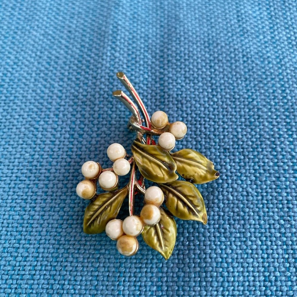 Vtg Gold Tone Enamel Leaf / Berries Pin